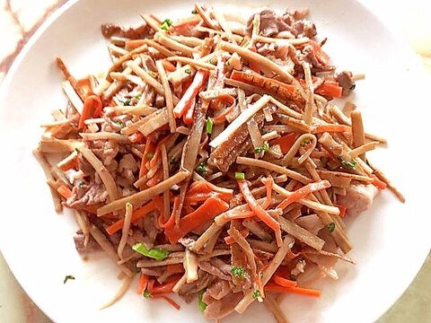 食物繊維たっぷり!豚こまとごぼうのマヨ醤油炒め♪